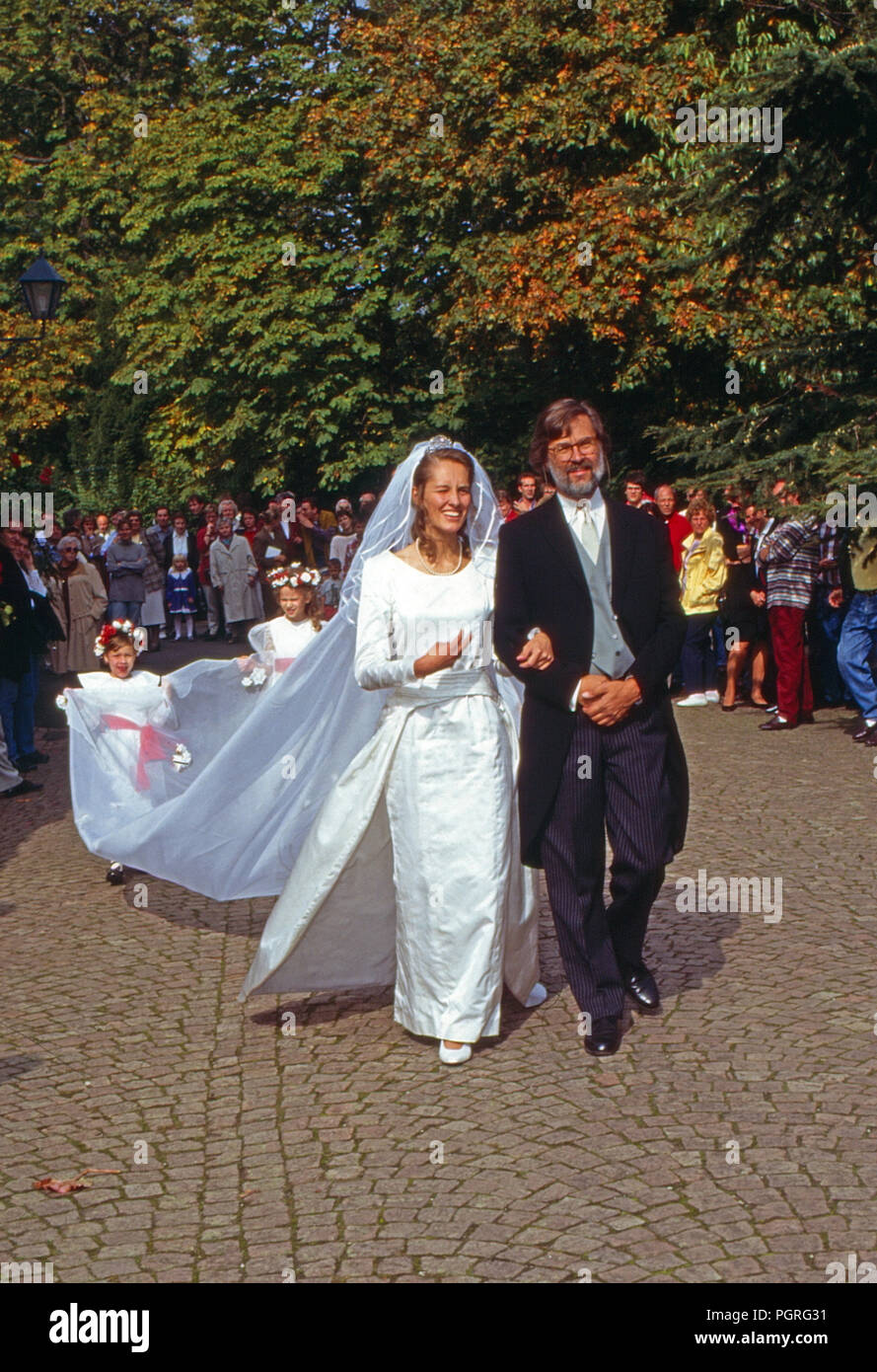 Die Braut Maria Christina von Hatzfeld Dönhoff am Arm ihres Vaters Johann Christian Graf von Hatzfeld, der sie zum Altar führt in Johannisberg, Deutschland 1994. The bride Maria Christine of Hatzfeld Doenhoff is led by her father to the altar at her wedding in Johannisberg, Germany 1994. Stock Photo