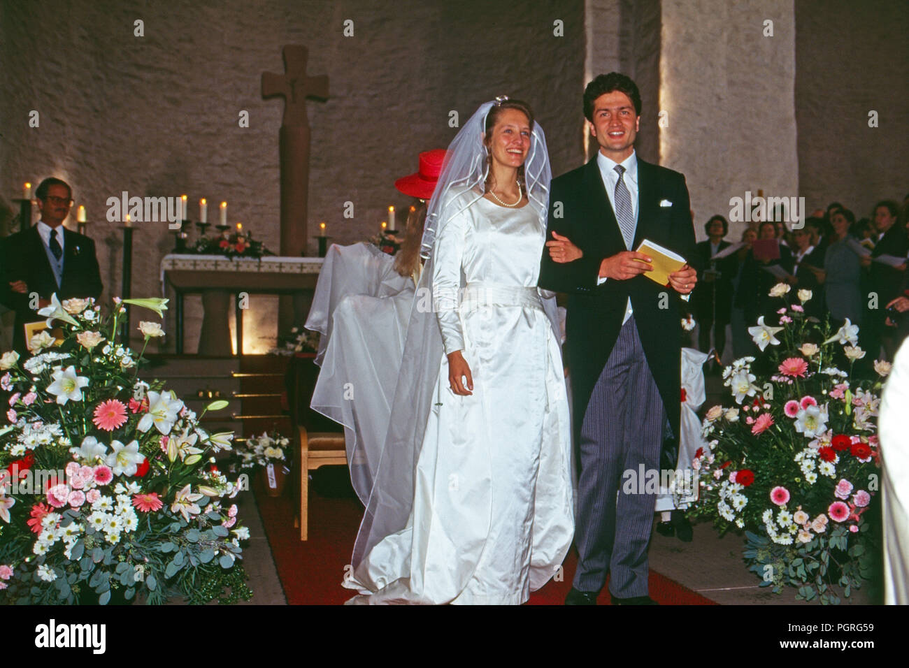 In der Kirche bei der Hochzeit von Andreas Augst von Habsburg Lothringen mit Maria Christina von Hatzfeld Dönhoff in Johannisberg, Deutschland 1994. In church at the wedding of Andreas August of Habsburg Lorraine with Maria Christine of Hatzfeld Doenhoff at Johannisberg, Germany 1994. Stock Photo