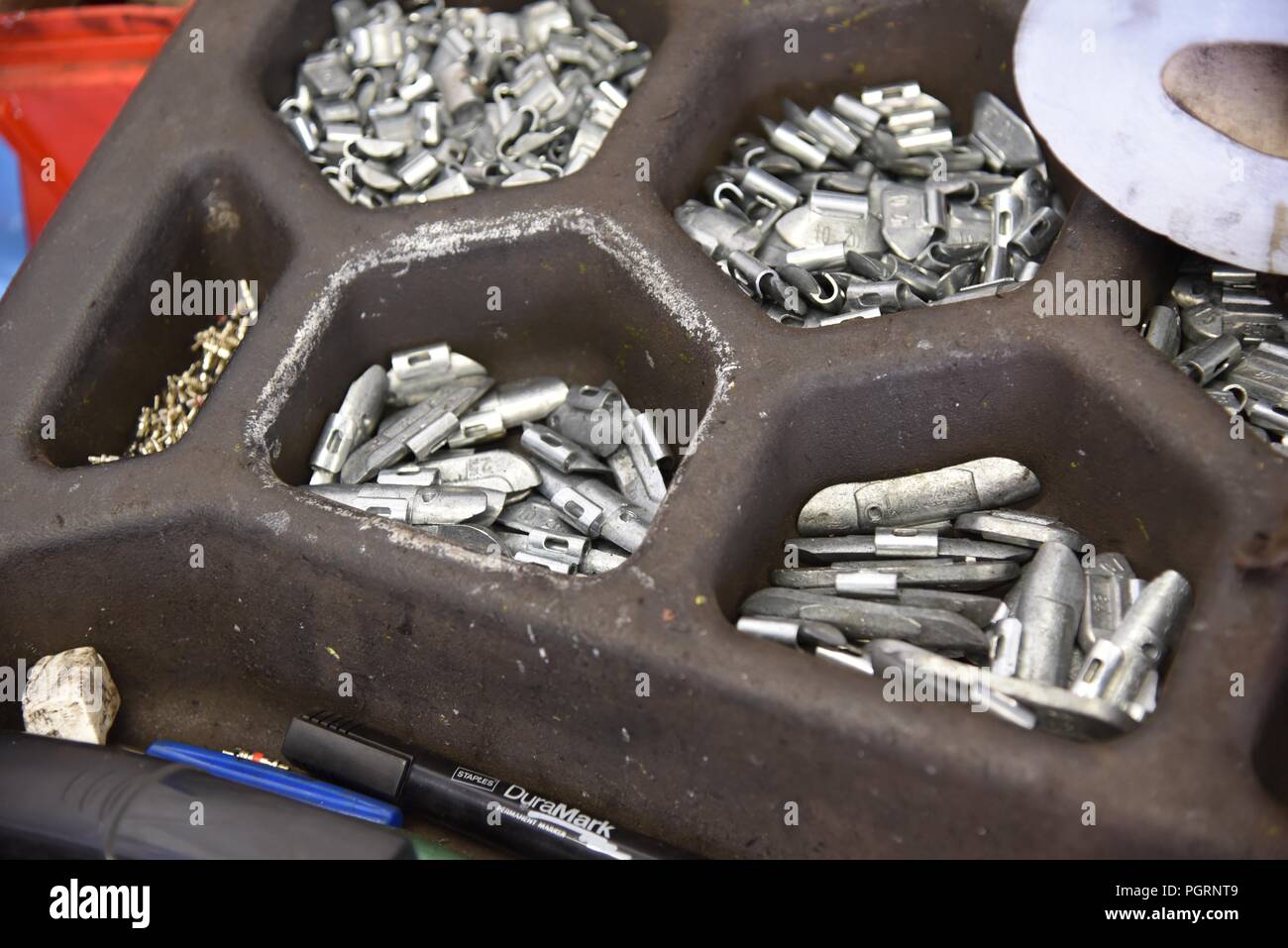 Tyre/tire fitting a selection tyre weights to aid wheel balancing