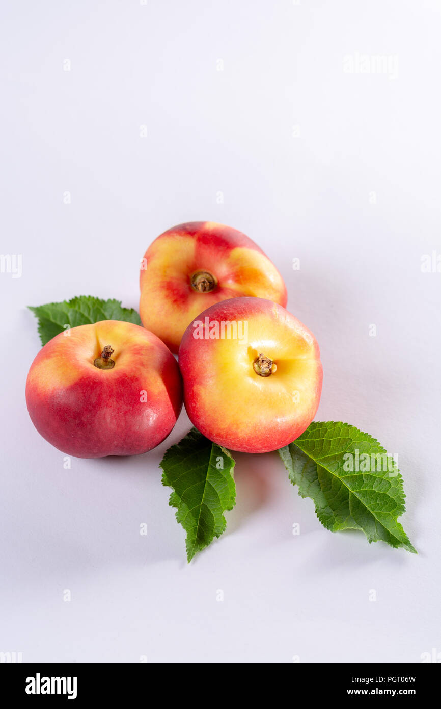 New hybrid sweet fruit nectarina platerina, flat Saturn or donut