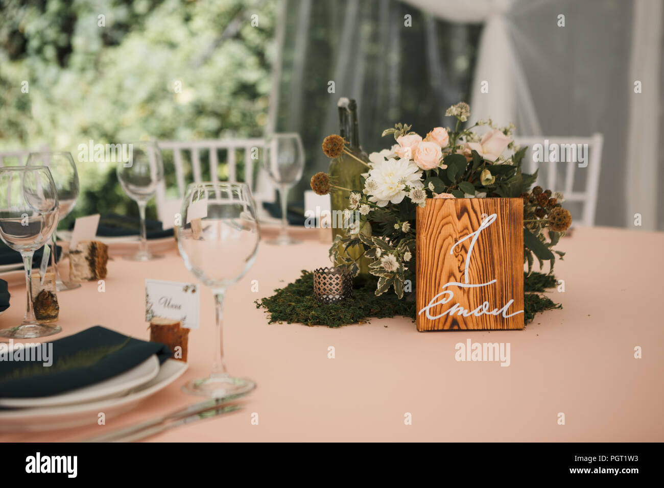 Break apart Agnes Gray Typewriter table decor for wedding ceremony, table setting, flowers, green and pink  decor, candles Stock Photo - Alamy