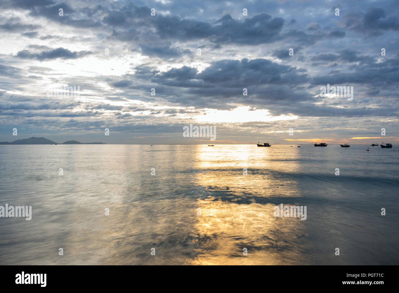 the best photos of fishing boats and sea in the sunrise, sunset for ...