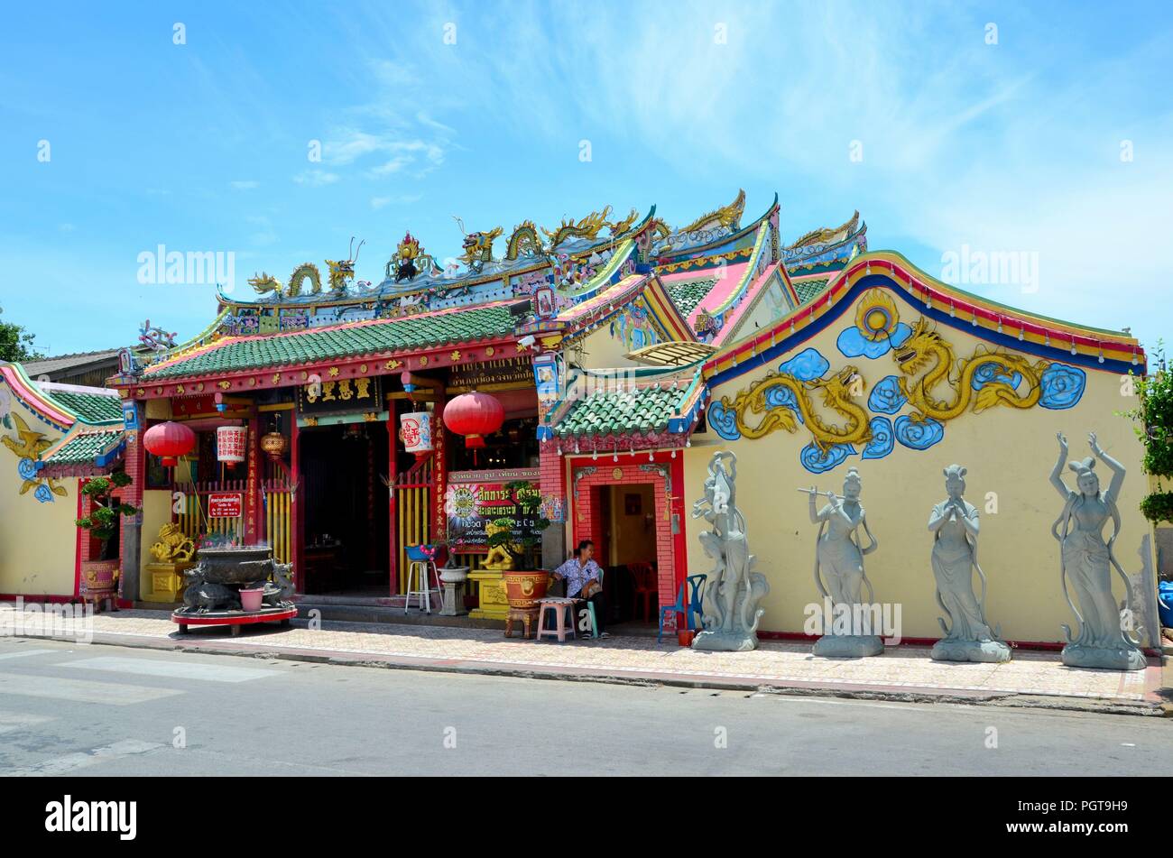 Buddhist temple golden urn hi-res stock photography and images - Alamy