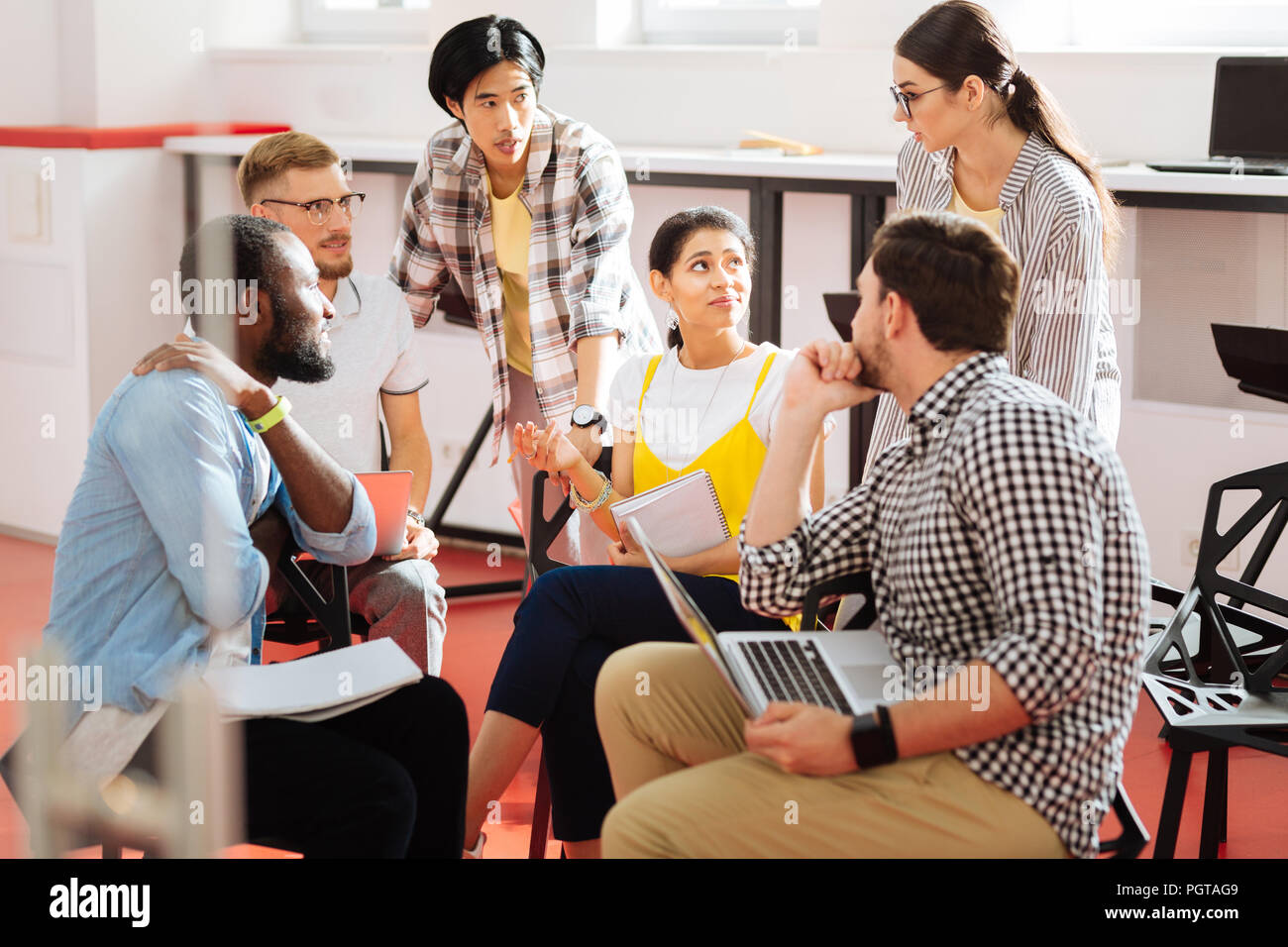 Take part in activity. Бег в парке зеленом. Action process. Зеленый парк спортсмены. To participate in activities.