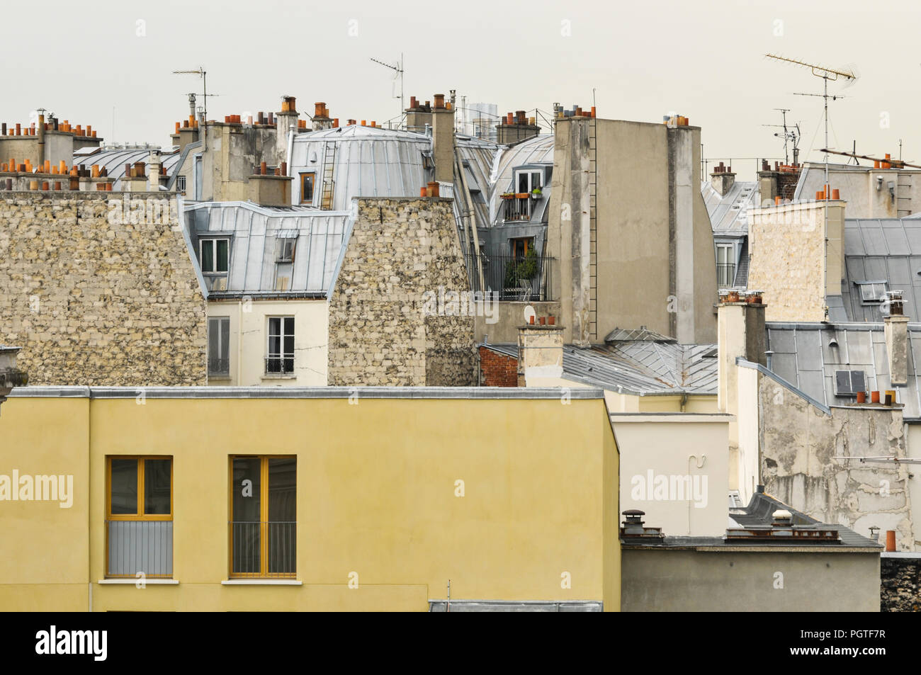 Dachlandschaften mit Schornsteinen in Paris Frankreich Stock Photo