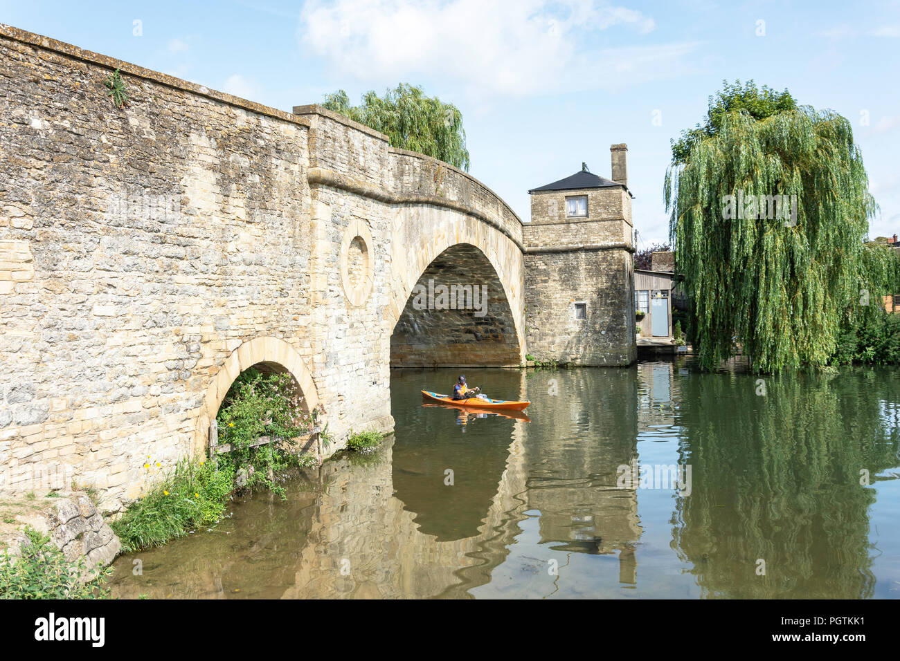 Hapenny bridge on the river thames lechlade on thames glouceste hi-res ...