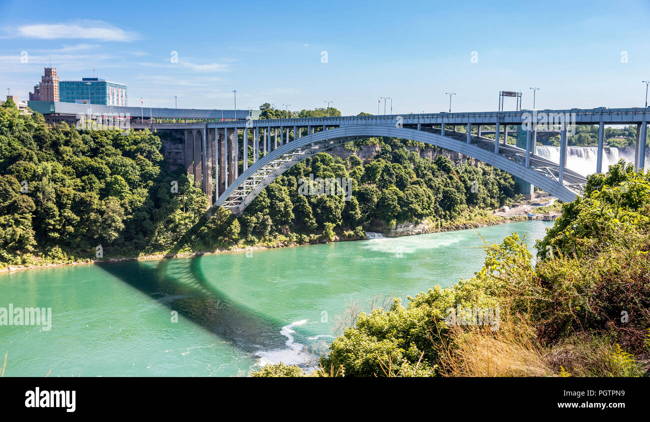 The arched Rainbow Bridge spans the Niagara gorge and Niagara River connecting Niagara Falls Ontario Canada to Niagara Falls New York USA. Stock Photo