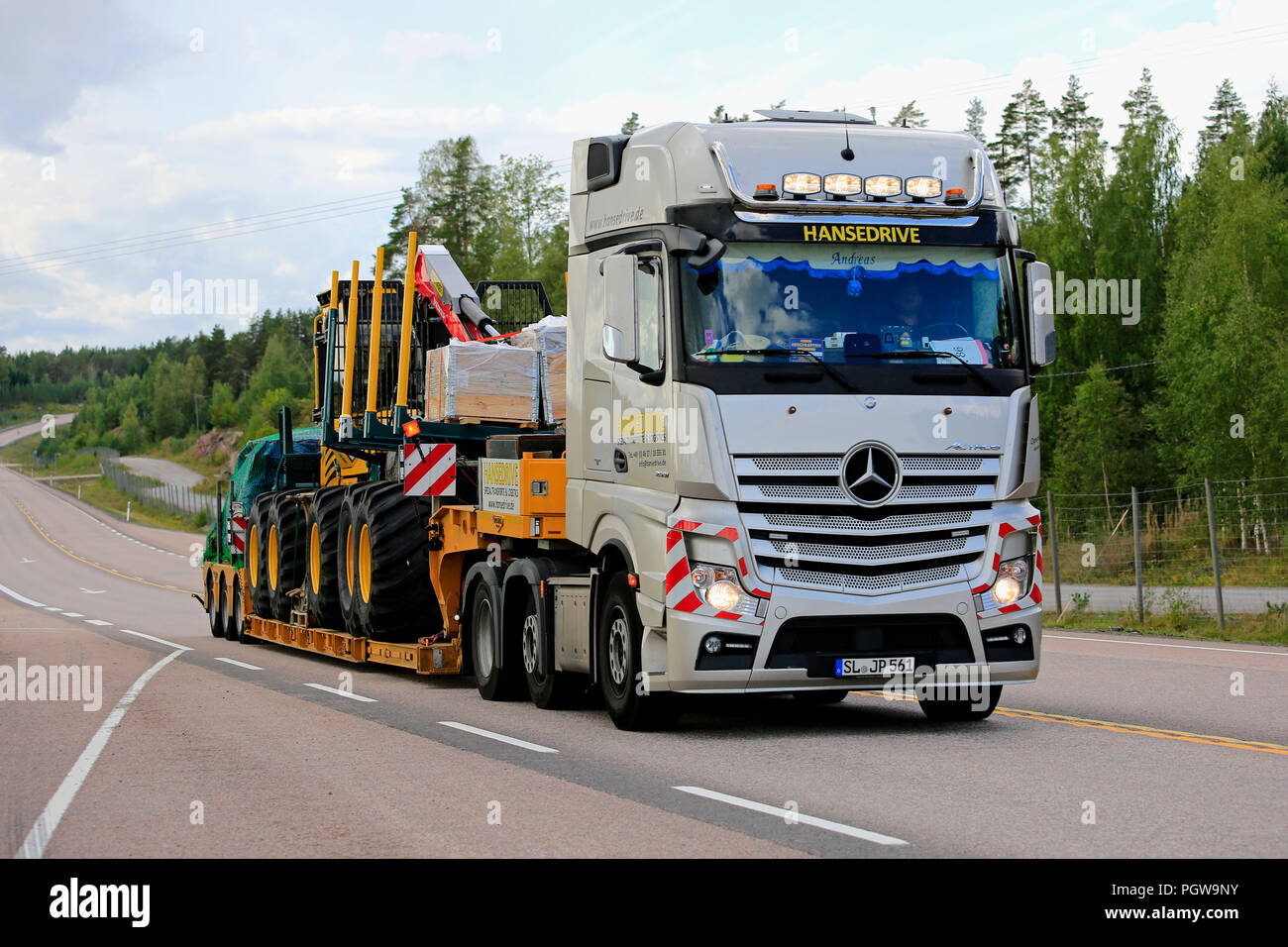 ORIVESI, FINLAND - AUGUST 27, 2018: Mercedes-Benz Actros semi trailer of  Hansedrive transports forest machinery on highway in Finland on overcast  day Stock Photo - Alamy