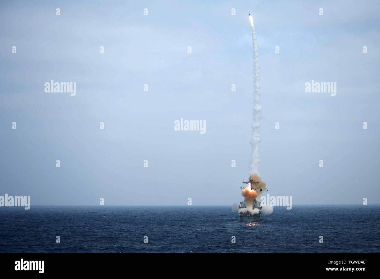 180824-N-OW019-1029  PACIFIC OCEAN (Aug. 24, 2018) The Arleigh Burke-class guided-missile destroyer USS Decatur (DDG 73) fires two Standard Missile (SM) 2 missile during a live-fire evolution. Decatur is underway conducting routine operations in the U.S. 3rd Fleet area of operations. (U.S. Navy photo by Mass Communication Specialist 3rd Class Logan C. Kellums/Released) Stock Photo