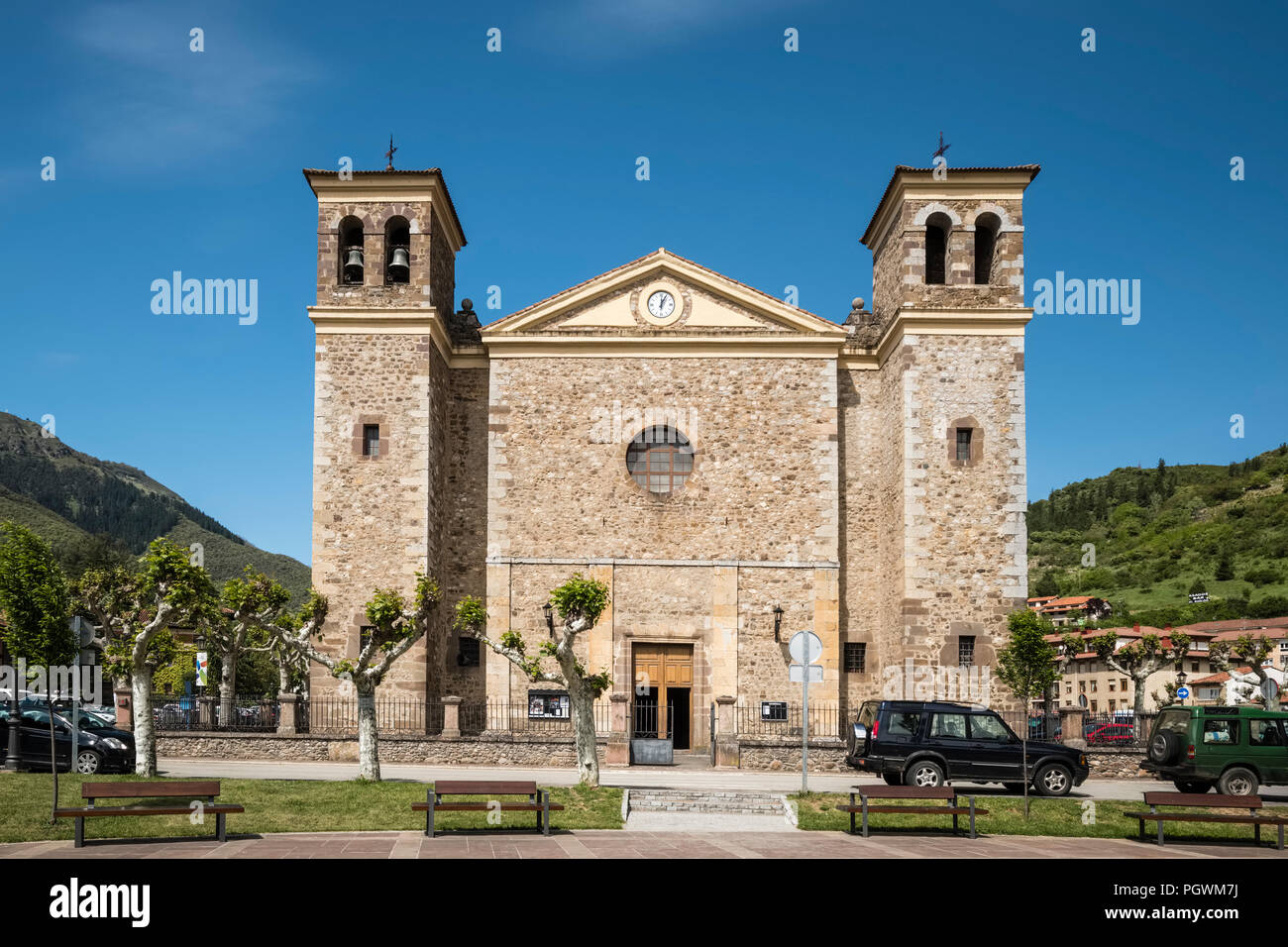 Iglesia nueva de San Vicente church, Potes, Picos de Europa, Cantabria, Spain Stock Photo