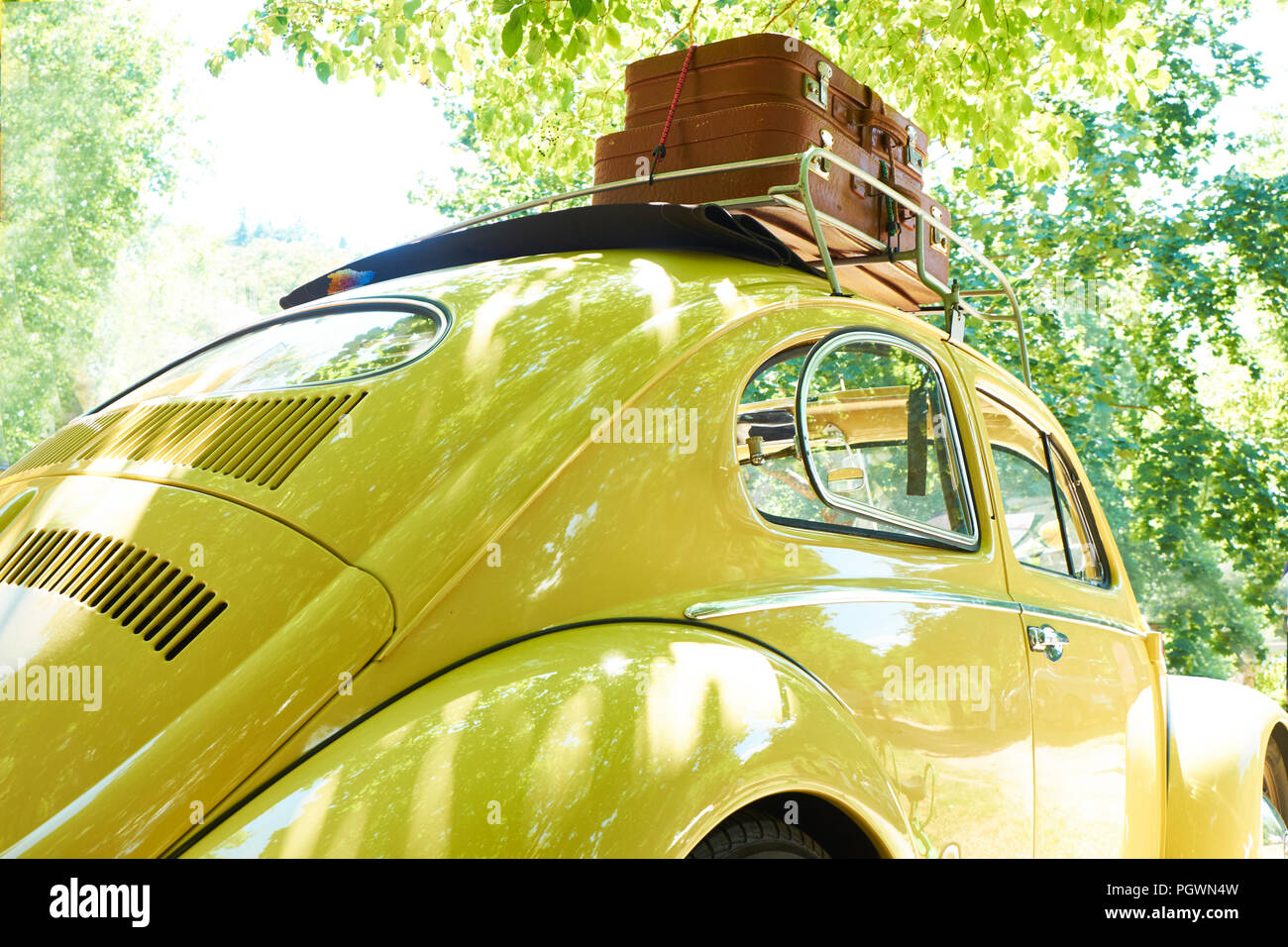 VW Beetle, built in 1957, vintage car, roof rack, travel suitcase, trip, into the green, Germany Stock Photo