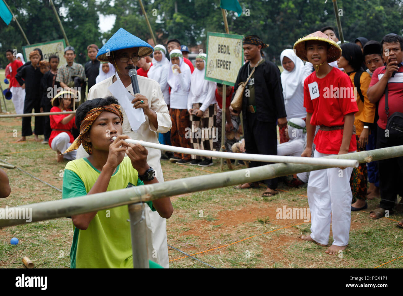 Bogor, Indonesia. 29th Aug, 2018. Indonesian children play traditional Sundanese village games "sumpit", in the sports area of ??Padajaran on the road of General A. Yani, Bogor, West Java, Indonesia. The purpose of the campaign is to return traditional games to reduce the use of game applications in gadgets among children and continue to carry the value of cultural traditions. Credit: Adriana Adinandra/Pacific Press/Alamy Live News Stock Photo