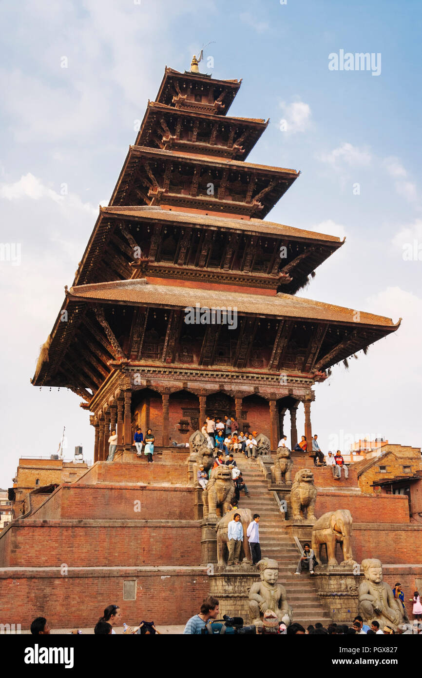 Bhaktapur, Kathmandu Valley, Bagmati, Nepal : Five-storey Nyatapola temple (1702 - 1703) and incidental people at Taumadhi tole square in the Unesco W Stock Photo