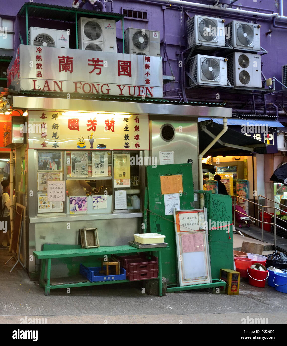 This food stall in Central District is known for serving well made coffee and tea, together with delectable local dishes Stock Photo