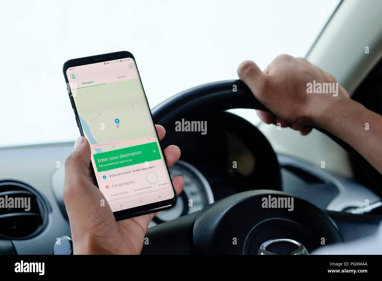 CHIANG MAI,THAILAND - August 26, 2018 : Samsung galaxy S8 Plus open grab  application on man hands in car,Grab taxi Many Thailand people are  attracted Stock Photo - Alamy