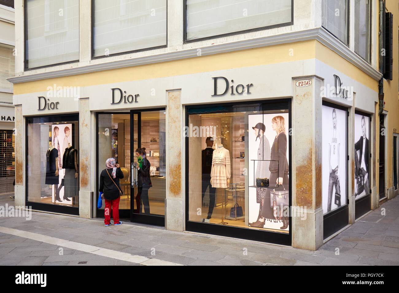 Dior store windows shop hi-res stock photography and images - Alamy