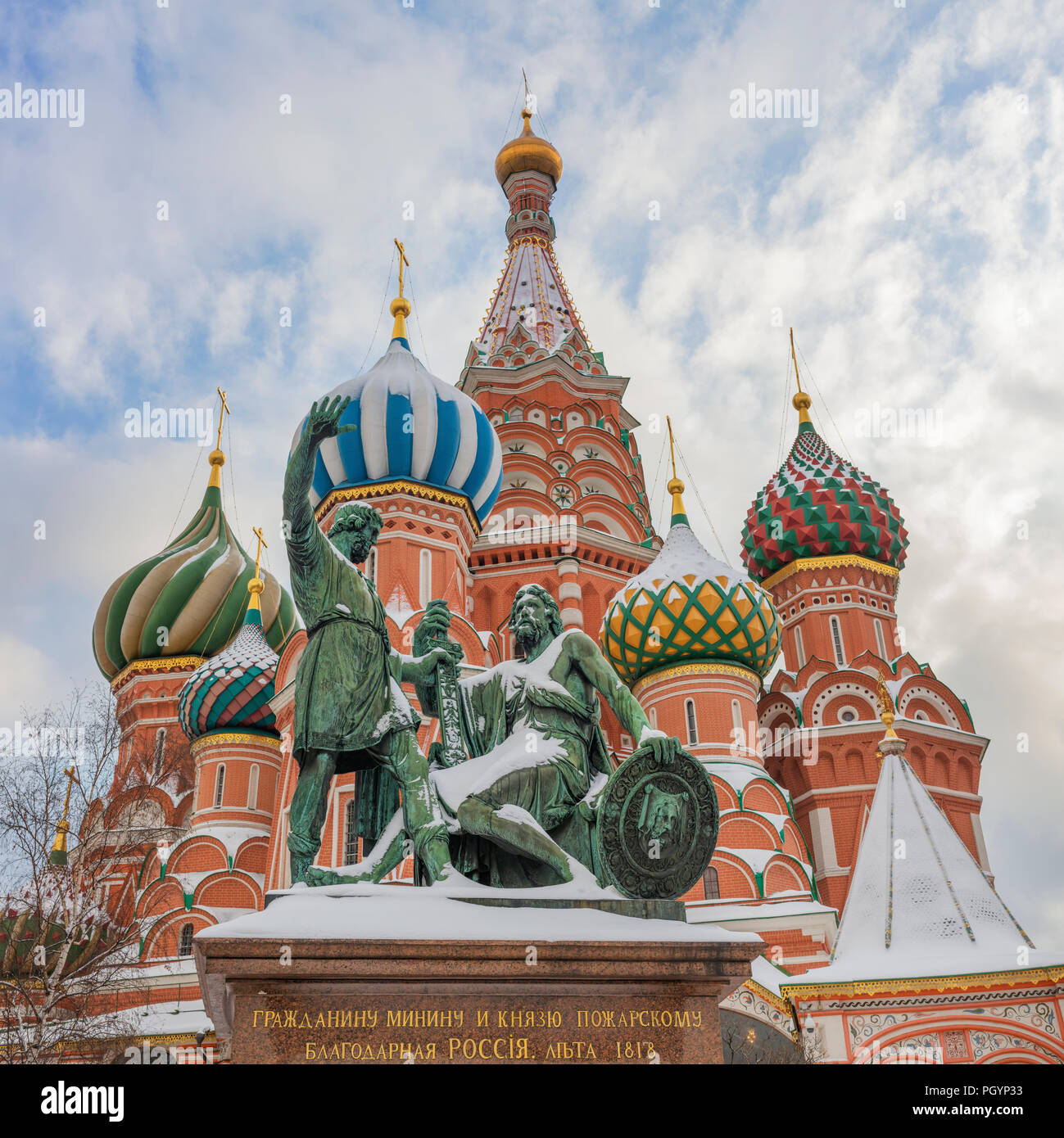 saint-basils-cathedral-monument-to-minin-and-pozharsky-red-square-moscow-russia-PGYP33.jpg