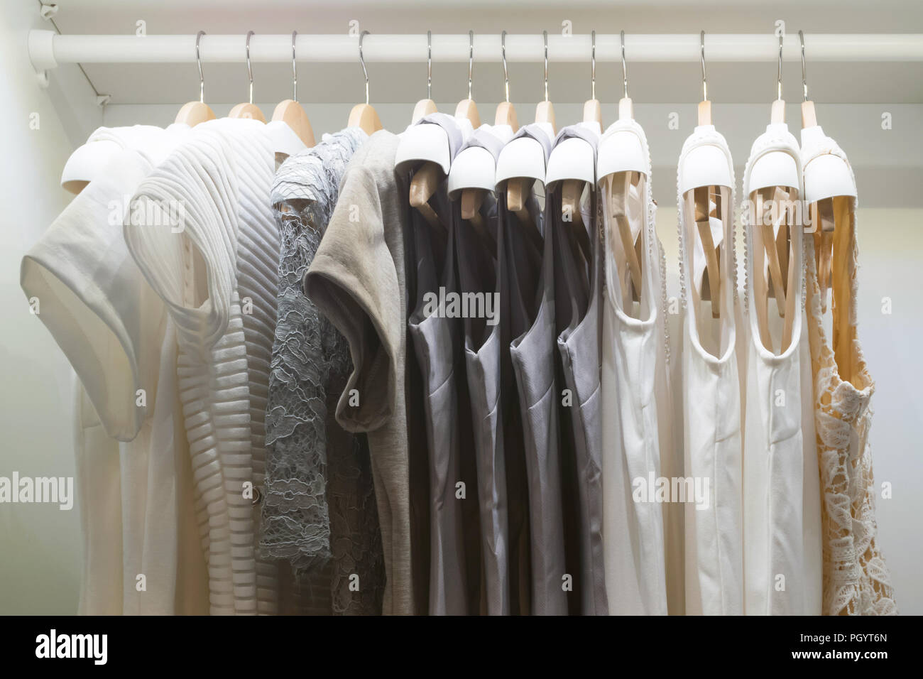 Colgadores en una tienda de ropa Fotografía de stock - Alamy