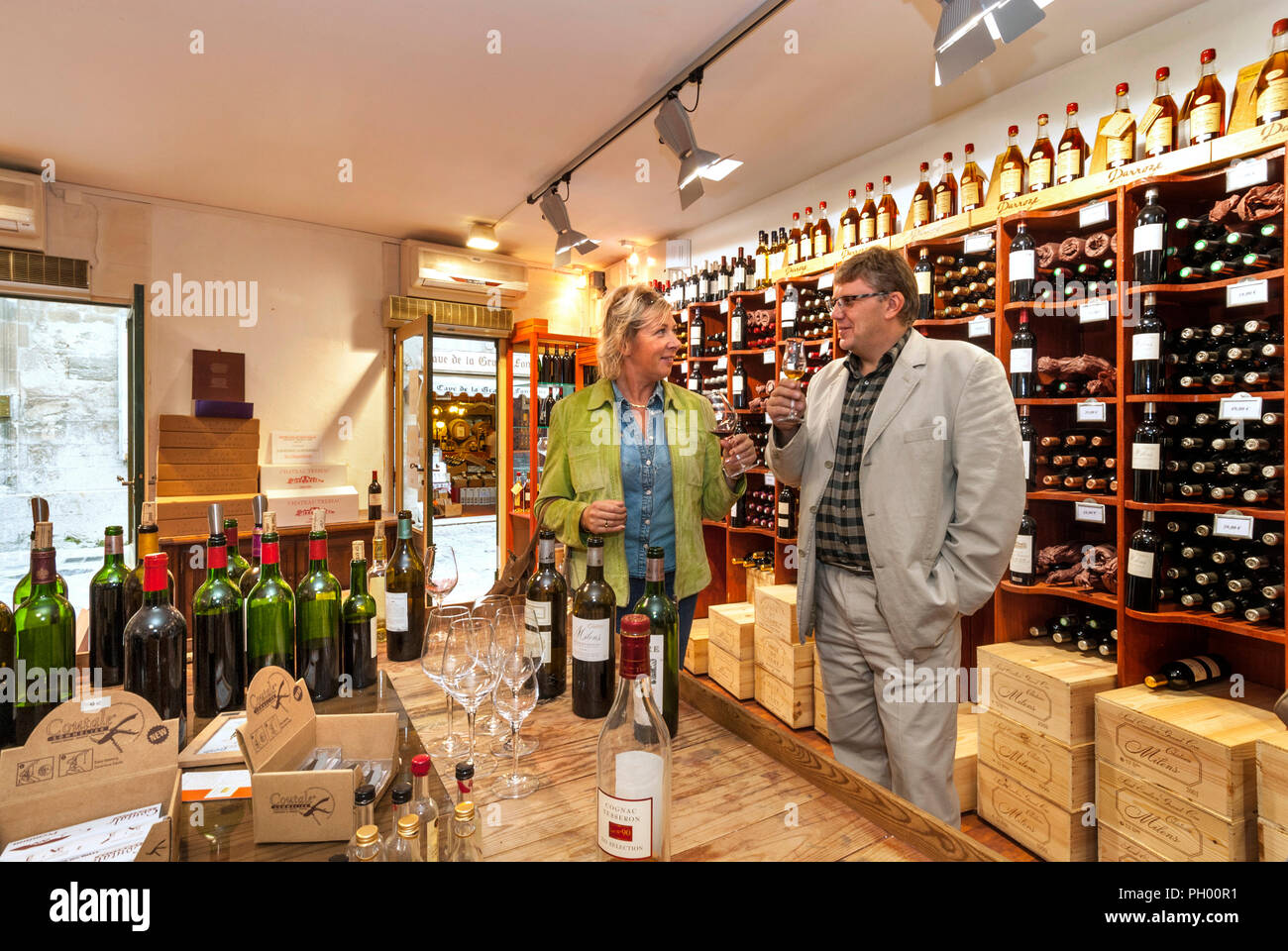 FINE WINE TASTING SHOP STORE Customers in 'Bordeaux Classique' wine shop tasting a selection of fine french wines on sale Saint Emilion ST-EMILION Gironde France Stock Photo