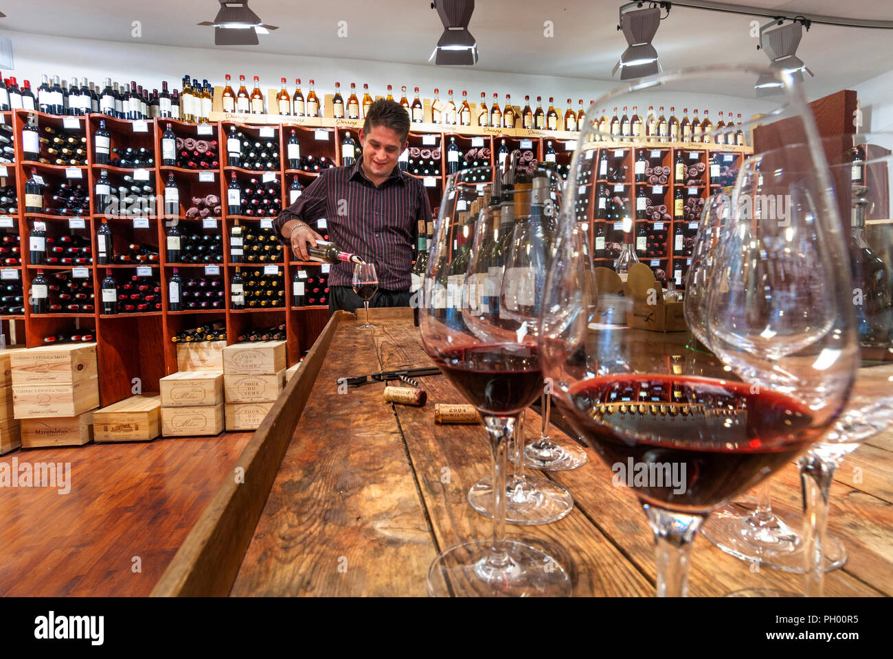 WINE TASTING BORDEAUX FINE SAINT EMILION IN-STORE WINE TASTING Fine luxury red wine tasting/buying in progress at Bordeaux Classique wine shop in St-Emilion Gironde France Stock Photo