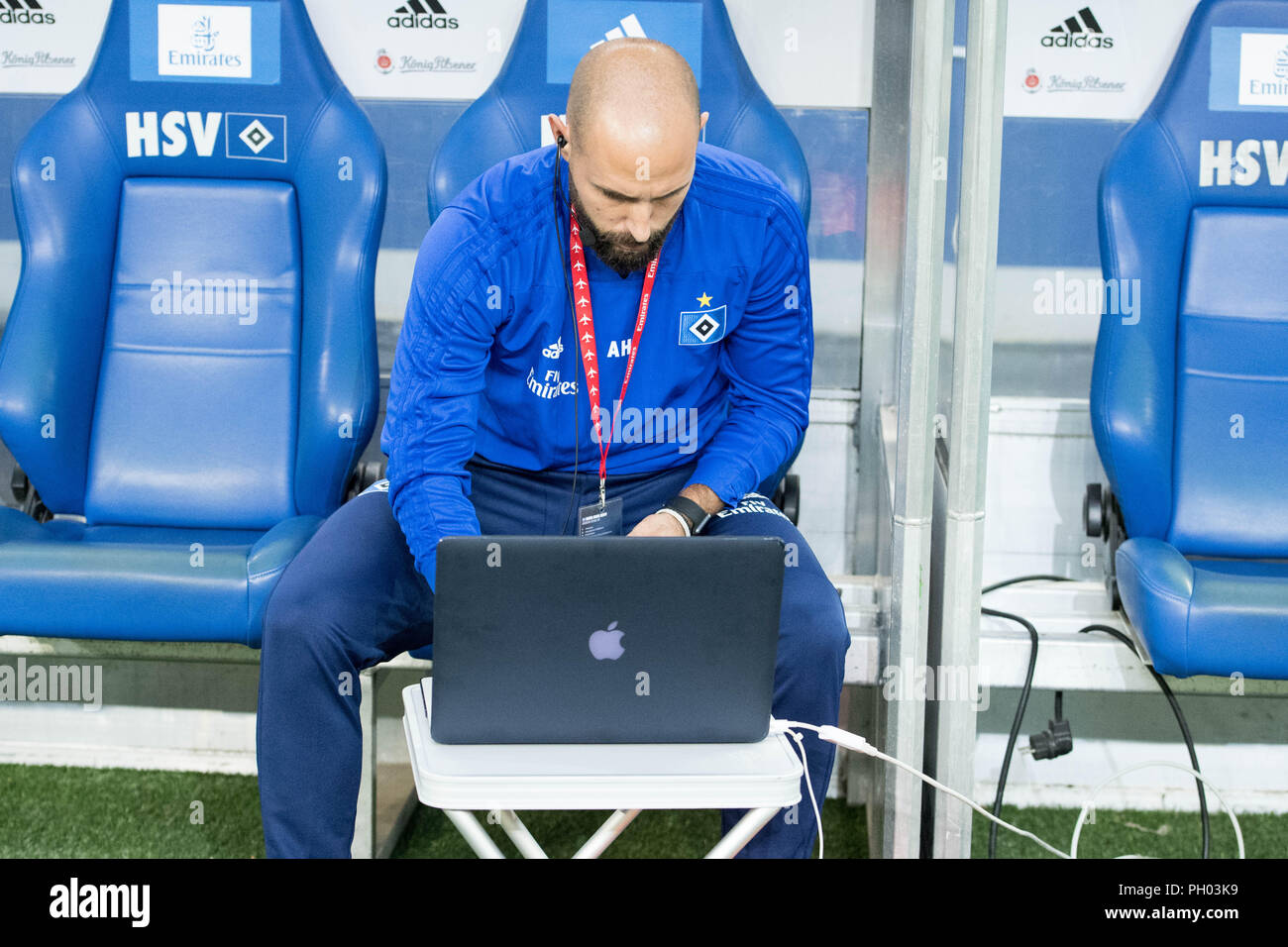 Hamburg, Deutschland. 28th Aug, 2018. A Hamburg supervisor prepares the  data transfer to the coachbank before the game, technology, radio,  computer, bank, computer technology on the sidelines, feature, general,  edge motif, half