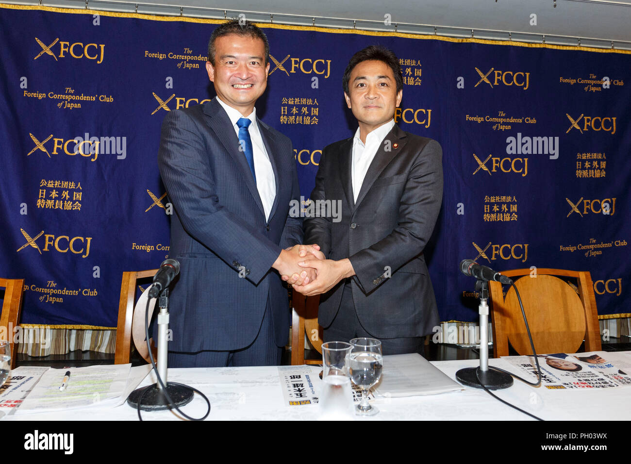 Tokyo, Japan. 29th Aug 2018. (L to R) Japanese politicians Keisuke Tsumura and Yuichiro Tamaki, both candidates for their party's leadership, shake hands during a news conference at the Foreign Correspondents' Club of Japan on August 29, 2018, Tokyo, Japan. Tamaki and Tsumura answered questions about the coming leadership election for the Democratic Party For the People, which is set for September 4. Credit: Rodrigo Reyes Marin/AFLO/Alamy Live News Stock Photo