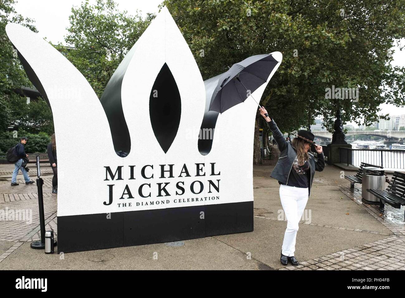London 29th August 18 A Superfan Poses In Front Of A 13 Foot High Jewelled Crown Of The King Of Pop Sony Music In Collaboration With The Estate Of Michael Jackson Celebrate