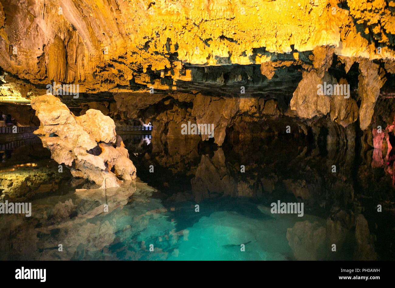 Hamedan, Iran. 27th Aug, 2018. Photo taken on Aug. 27, 2018 shows a view of Alisadr cave in Hamedan province, western Iran, on Aug. 27, 2018. Alisadr Cave attracts thousands of tourists every year. Credit: Ahmad Halabisaz/Xinhua/Alamy Live News Stock Photo