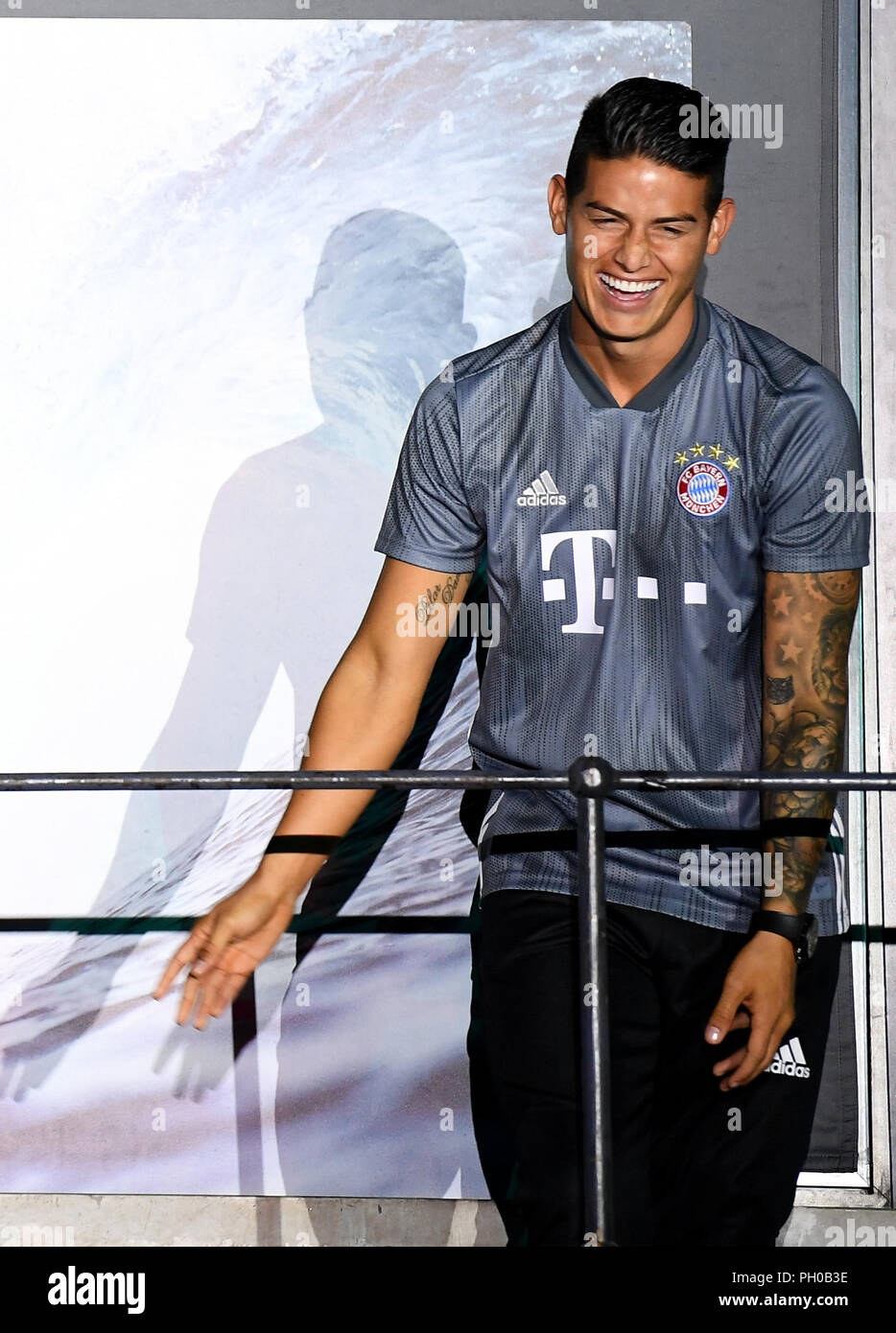 Berlin, Germany. 29th Aug, 2018. 29.08.2018, Berlin: The soccer  professional James Rodriguez wears the new steel-grey jersey of FC Bayern  Munich for the new Champions League season at the Tango League, a