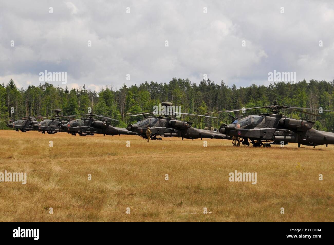 U s army apache helicopters hi-res stock photography and images - Alamy