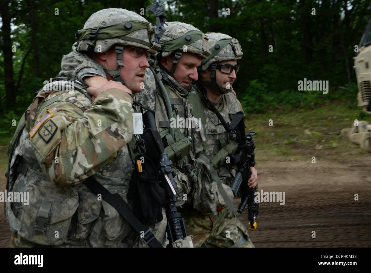 New York Army National Guard Soldiers assigned to the 206th Military ...