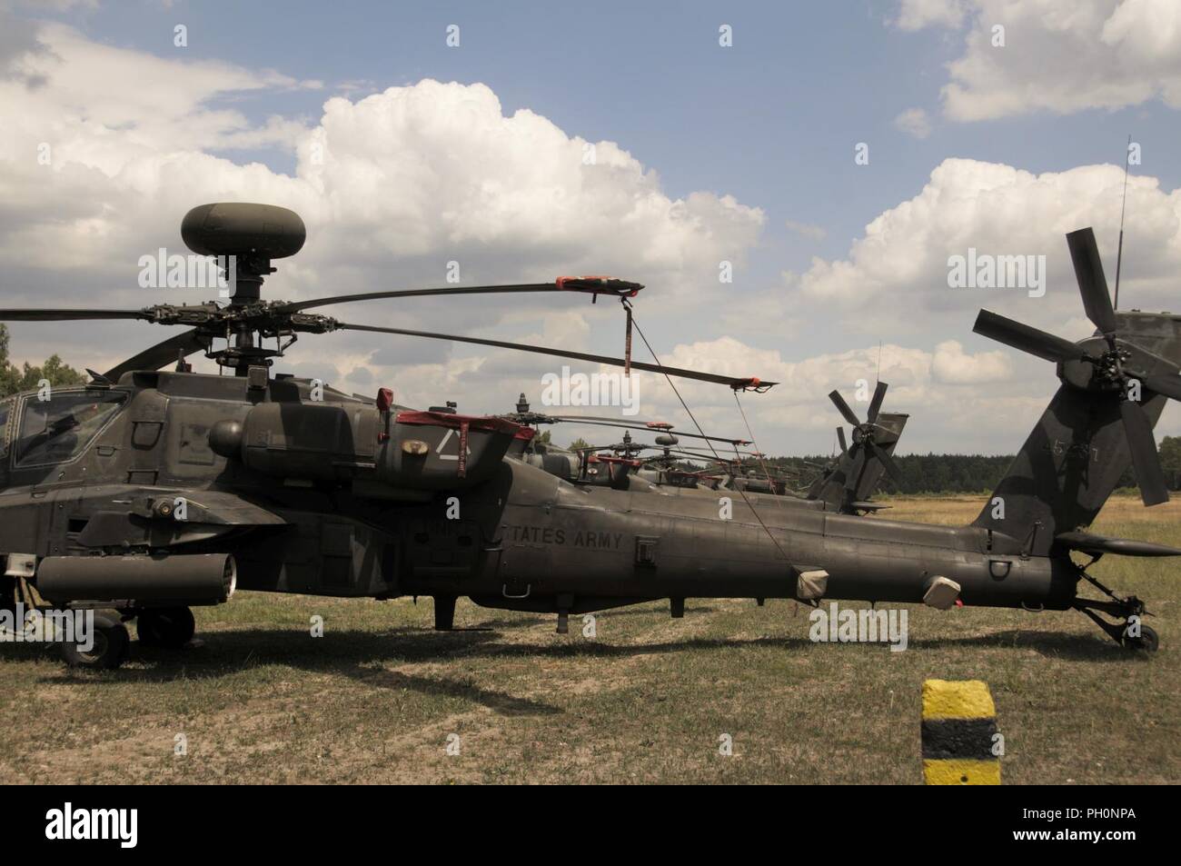 U s army apache helicopters hi-res stock photography and images - Alamy