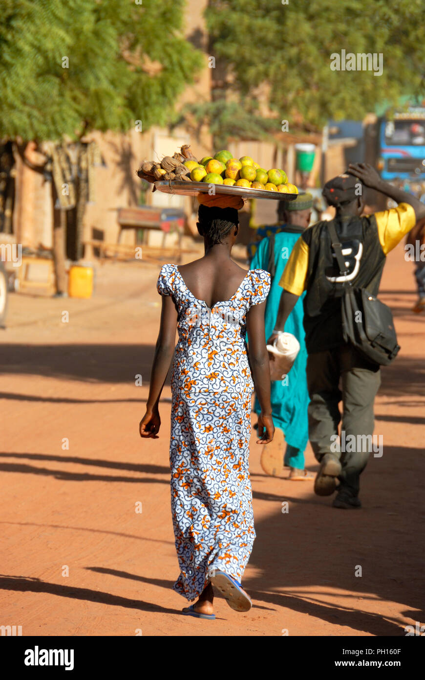 Woman of Bandiagara carrying food, Dogon Country. Mali, West Africa Stock Photo