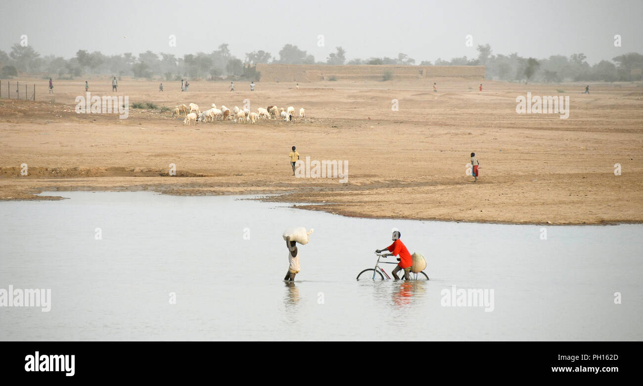 Bani river crossing on the weekly market day, Monday. Djenné, a Unesco World Heritage Site. Mali, West Africa Stock Photo