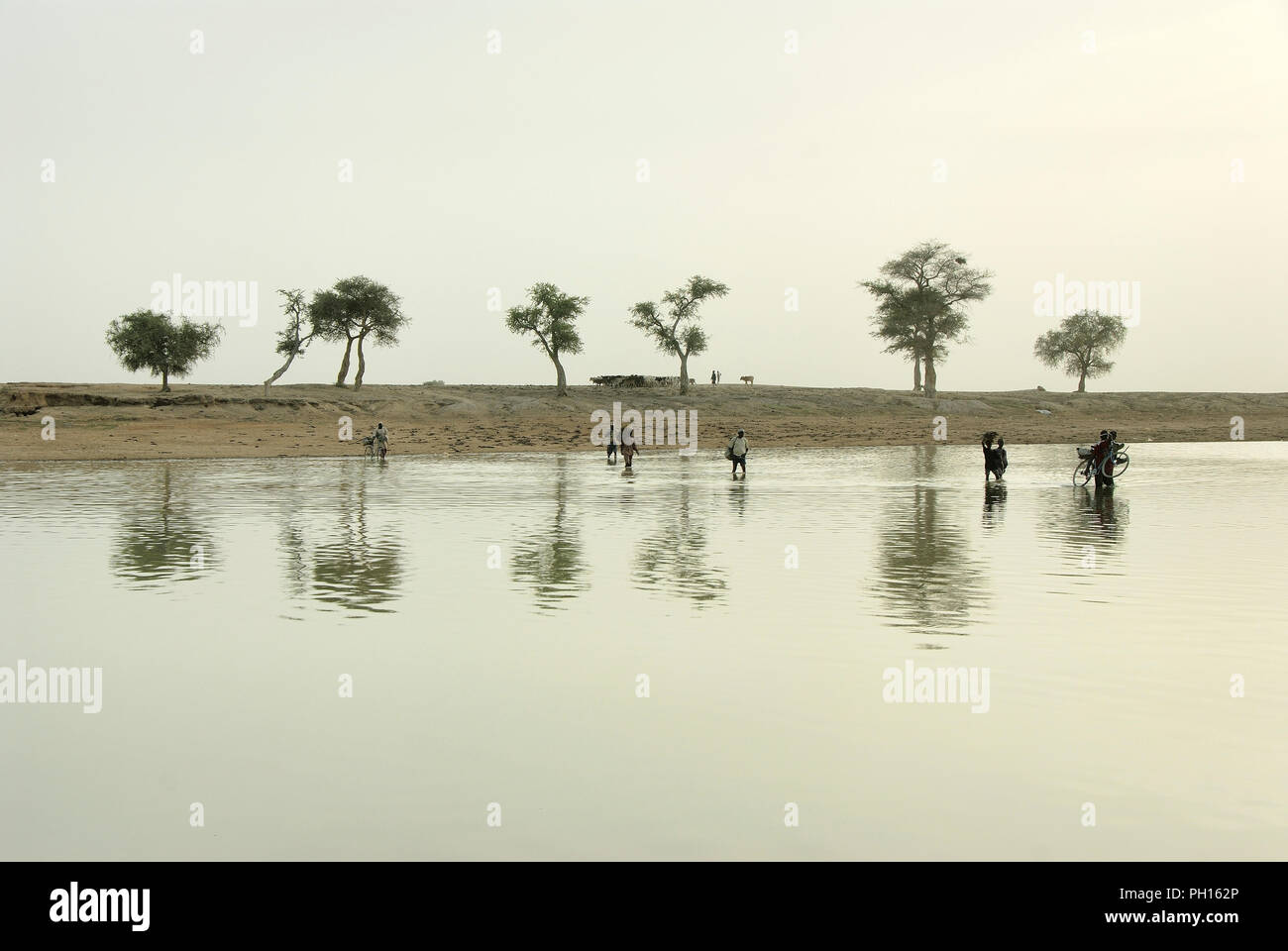 Bani river crossing on the weekly market day, Monday. Djenné, a Unesco World Heritage Site. Mali, West Africa Stock Photo