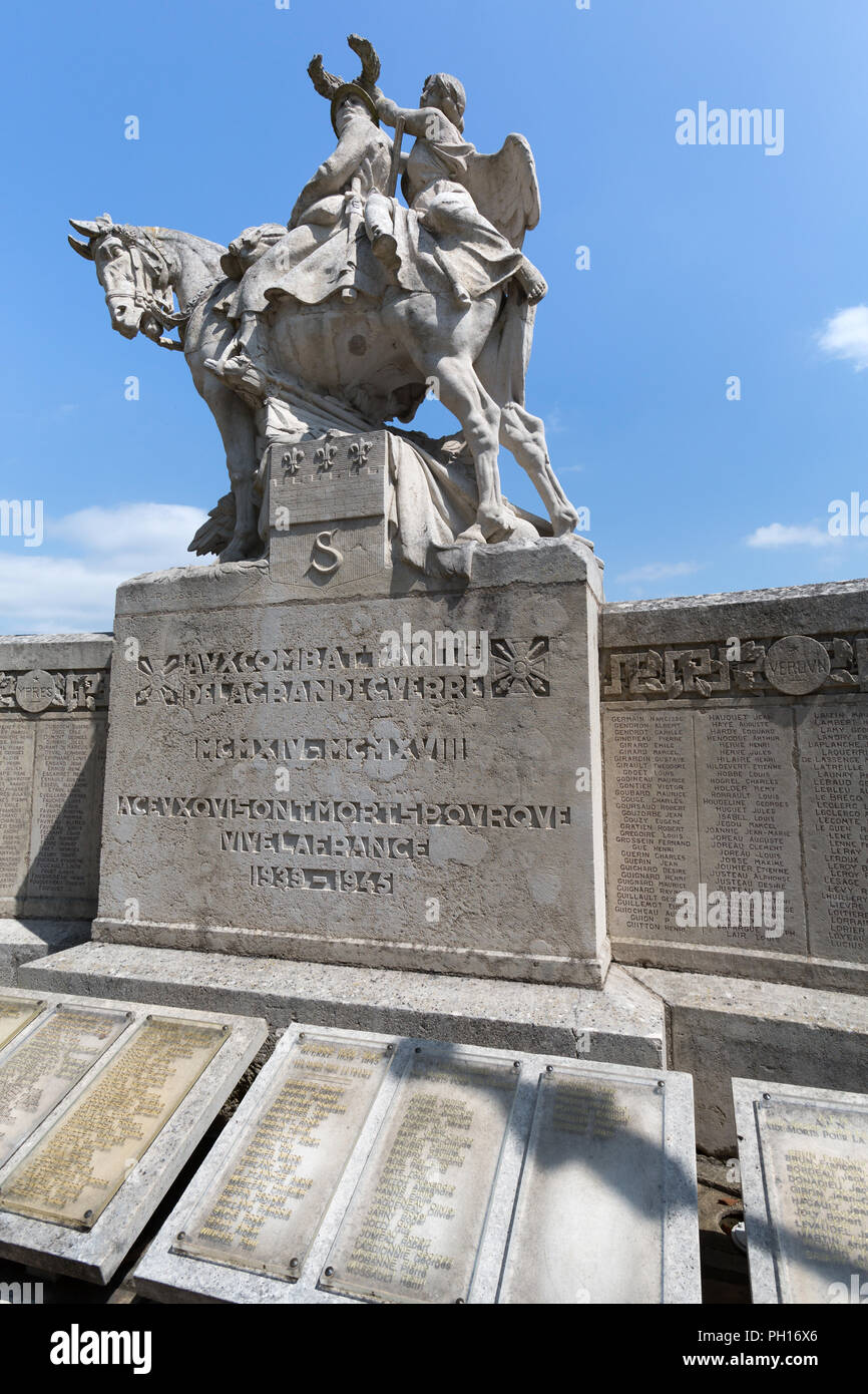 Town of Saumur, France. Picturesque view of equestrian memorial to the AVX Combatants de la Grande Guerre at Saumur’s Quai Mayaud. Stock Photo