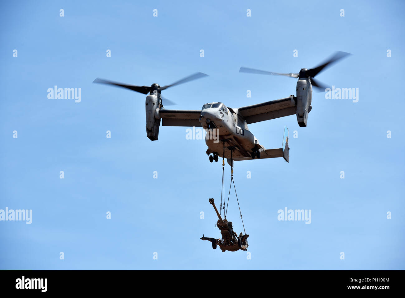 An MV-22 Osprey with Marine Medium Tiltrotor Squadron 268 (VMM-268) airlifts an M777 Howitzer from Mike Battery, 3rd Battalion, 11th Marine Regiment, during Marine Rotational Force – Darwin’s Exercise Koolendong at Mount Bundey Training Area, Australia, Aug. 25, 2018. This is the first time an Osprey has lifted and moved a Howitzer in an austere environment in Australia and it is the first time an entire artillery battery deployed in support of MRF-D.  (U.S. Marine Corps photo by Staff Sgt. Daniel Wetzel) Stock Photo