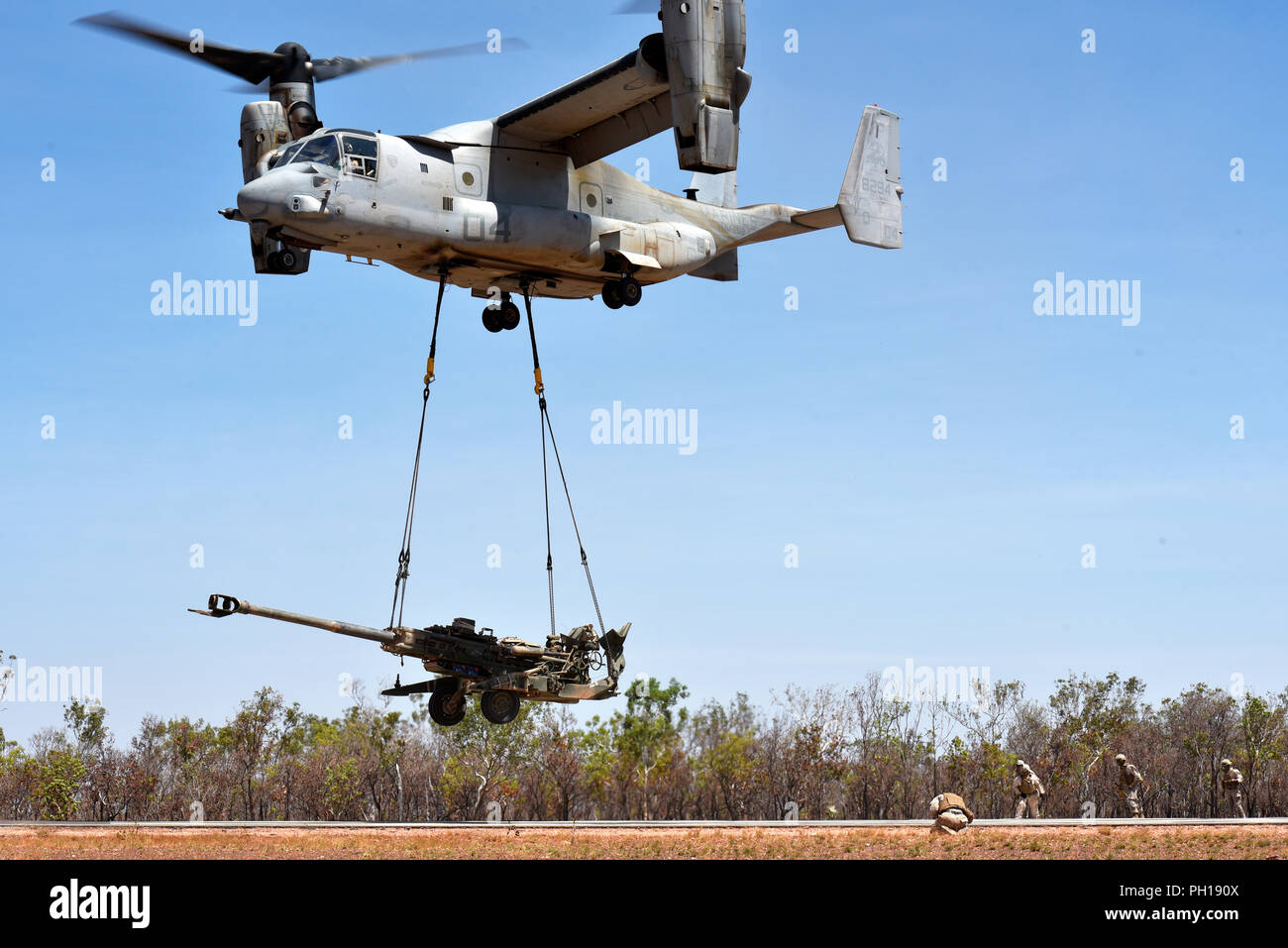 An MV-22 Osprey with Marine Medium Tiltrotor Squadron 268 (VMM-268) airlifts an M777 Howitzer from Mike Battery, 3rd Battalion, 11th Marine Regiment, during Marine Rotational Force – Darwin’s Exercise Koolendong at Mount Bundey Training Area, Australia, Aug. 25, 2018. This is the first time an Osprey has lifted and moved a Howitzer in an austere environment in Australia and it is the first time an entire artillery battery deployed in support of MRF-D.    (U.S. Marine Corps photo by Staff Sgt. Daniel Wetzel) Stock Photo