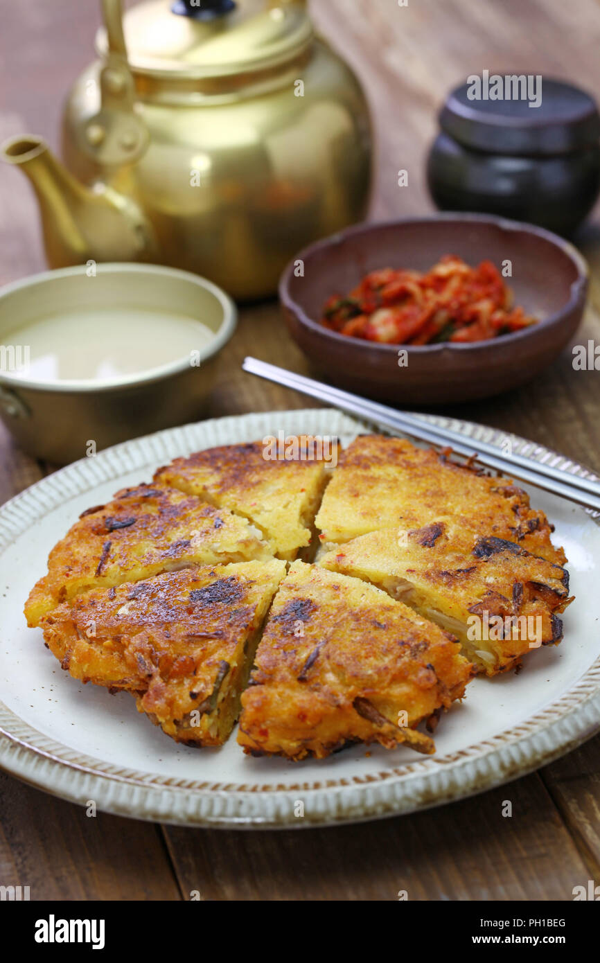 bindaetteok, korean mung bean pancake Stock Photo Alamy
