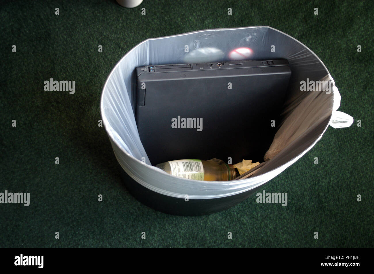 Throw away laptop hires stock photography and images Alamy