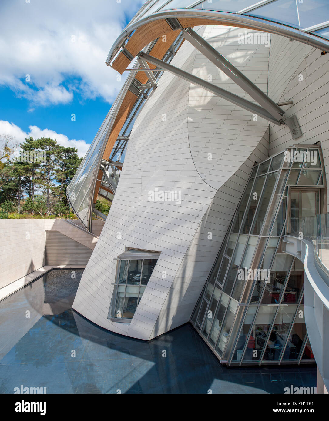France, Paris, exterior view of the Fondation Louis Vuitton designed by Frank Gehry Stock Photo