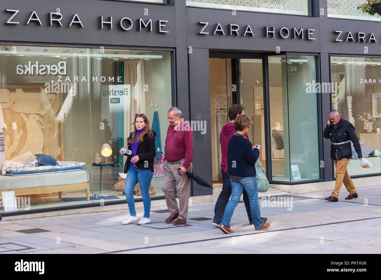 OVIEDO, SPAIN - NOVEMBER 3, 2017: People in front of Zara Home store Stock  Photo - Alamy