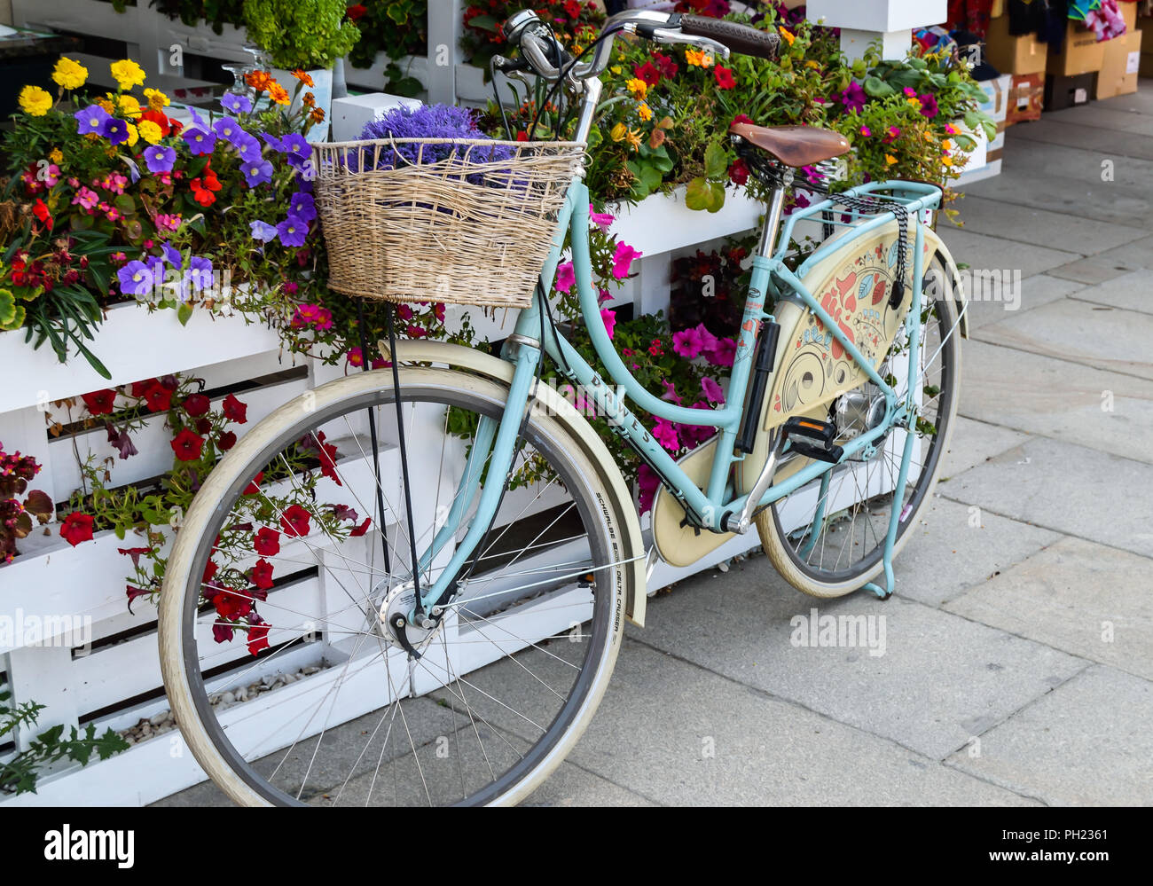 Vintage bike with basket hi-res stock photography and images - Alamy