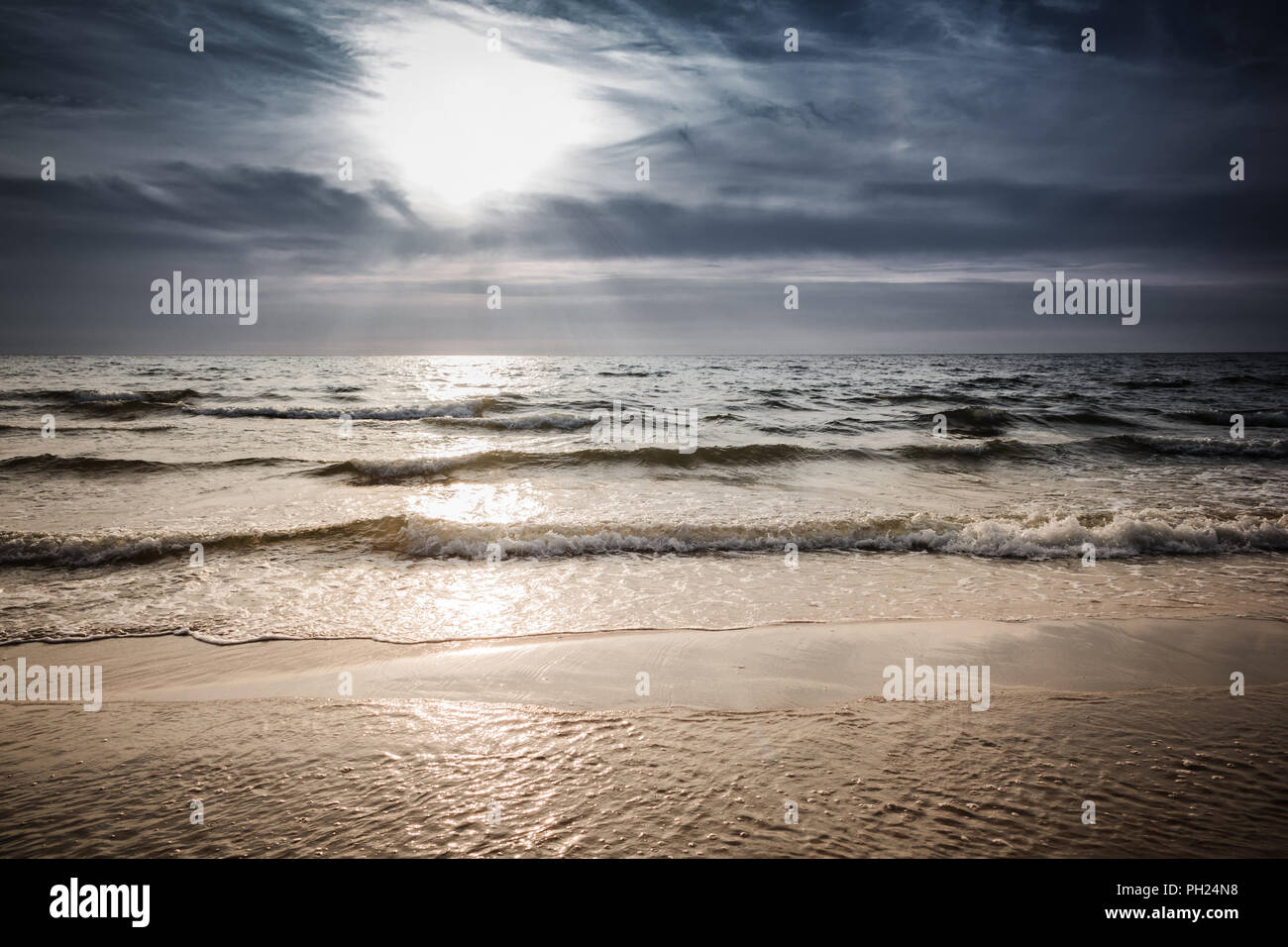 Bright sunset sea hi-res stock photography and images - Alamy