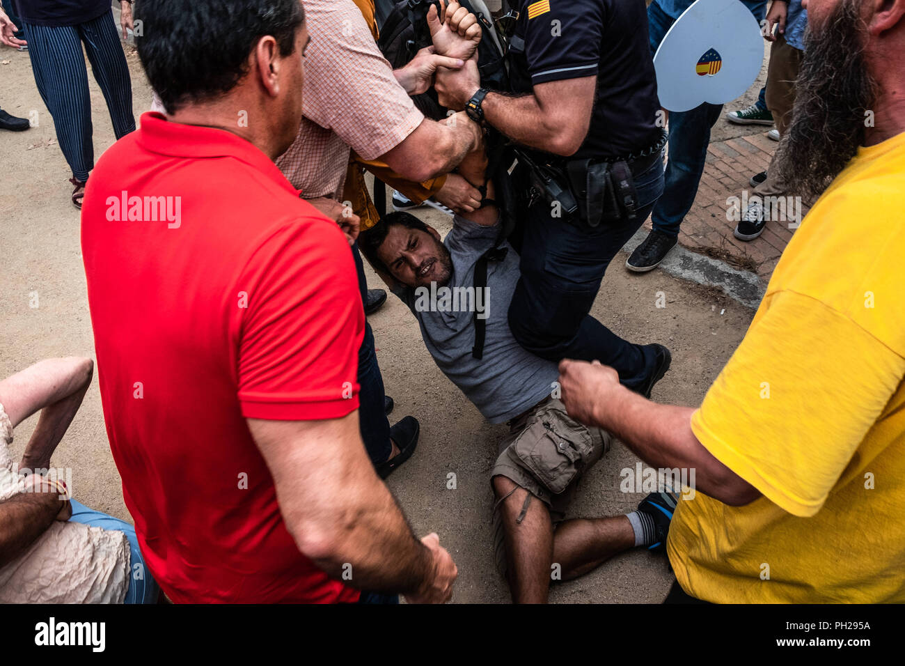 Barcelona, Catalonia, Spain. 29th Aug, 2018. The gypsy Romanian activist Lagarde Danciu seen confronting the demonstrators.Hundreds of people gathered in Barcelona protesting supporting the withdrawal of the yellow ties of the Catalan independence movement and supporting the woman allegedly assaulted when retying ties in the park of the CIutadella. Credit: Paco Freire/SOPA Images/ZUMA Wire/Alamy Live News Stock Photo