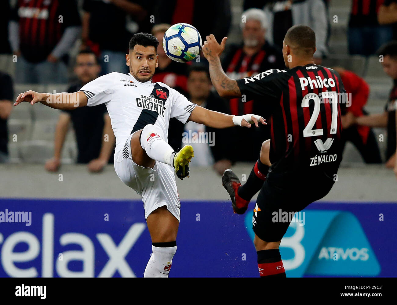 Curitiba, Brazil. 29th Aug, 2018. Andrés Ríos do Vasco and José Ivaldo of Atletico  Paranaense during Atletico PR x Vasco da Gama, a match valid for the 15th  round of Serie A