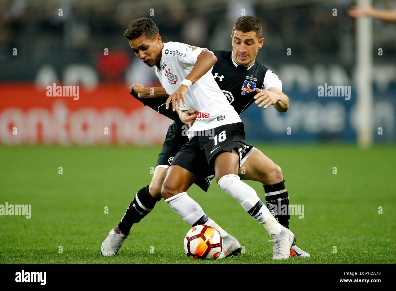 SÃO PAULO, SP - 29.08.2018: CORINTHIANS X COLO COLO - Pedrinho of Corinthians contests ball with Carlos Carmona Tello of Colo Colo during a return match between Corinthians and Colo Colo (Chile) valid for the eighth finals of the Copa Libertadores de America 2018, held at the Corinthians Arena, located in the eastern zone of the capital. (Photo: Marcelo Machado de Melo/Fotoarena) Stock Photo
