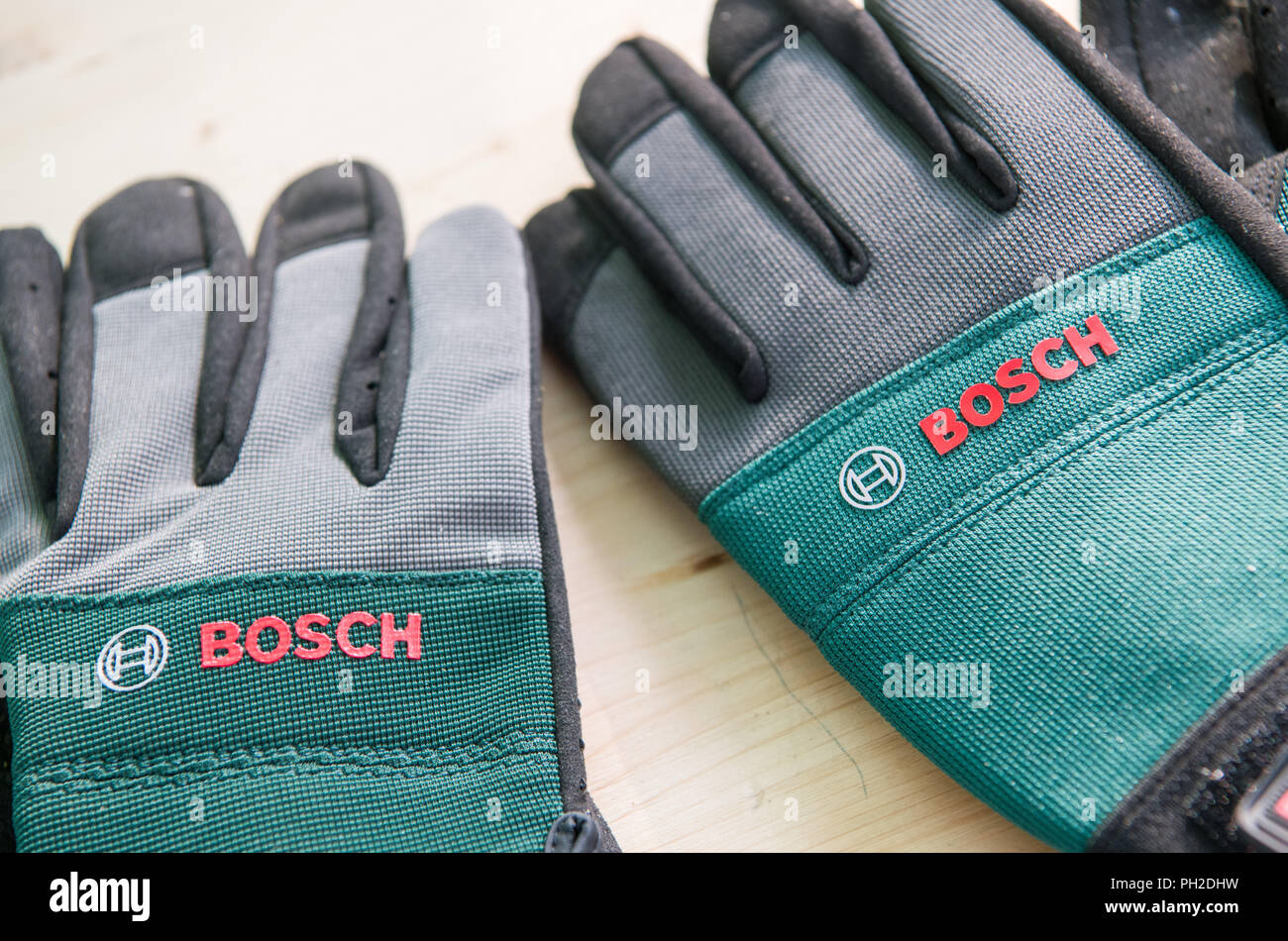 29 August 2018, Stuttgart, Germany: Bosch gardening gloves are on a table.  Photo: Sebastian Gollnow/dpa Stock Photo - Alamy