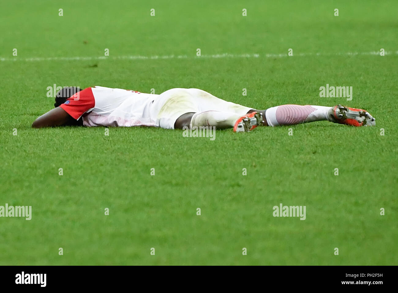 Salzburg, Austria August 29, 2018: CL - Quali - 18/19 - RB Salzburg Vs. Red Star Belgrade Reinhold Yabo (FC Salzburg), lies on ground, action/single image/cut out/dissatisfied/disappointed/disappointed/dejected/frustratedriert/| usage worldwide Stock Photo
