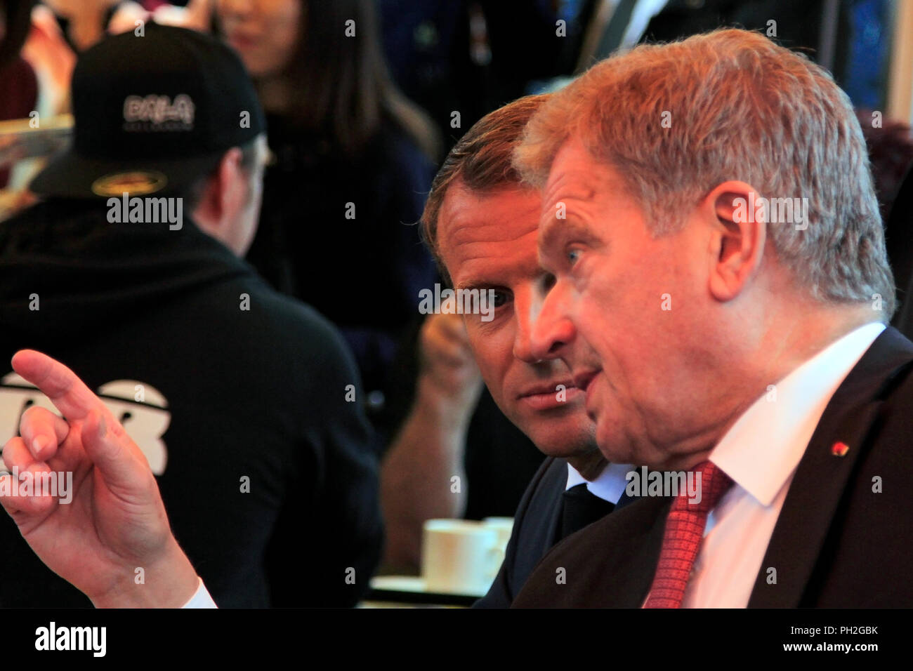 Helsinki, Finland. August 30, 2018. French President Emmanuel Macron (C) and Finnish President Sauli Niinistö (R) have a cup of coffee at a small Market Square cafeteria after their joint press conference. Credit: Taina Sohlman/Alamy Live News Stock Photo